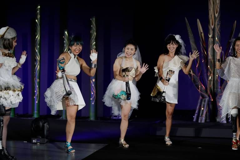 các VĐV Paralympic rạng rỡ trong biểu diễn thời trang Amputee ở Tokyo các VĐV Paralympic rạng rỡ trong biểu diễn thời trang Amputee ở Tokyo